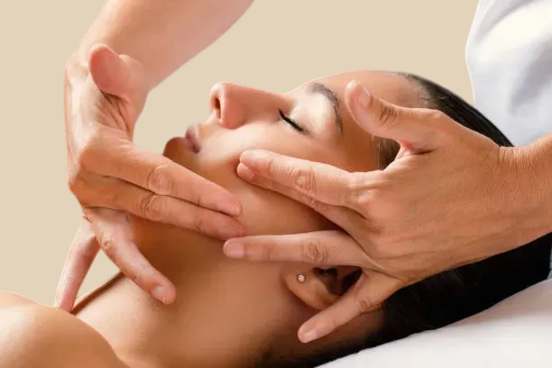 Kobido® ou Shiatsu facial ? Choisir le lifting manuel qui vous ressemble.
